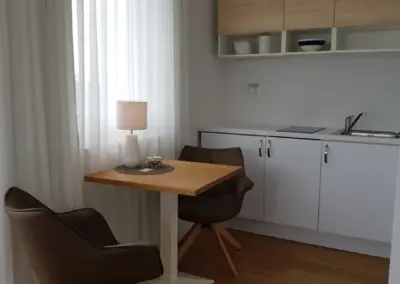 Zimmer Inselblick - Sitzecke mit Küchenzeile